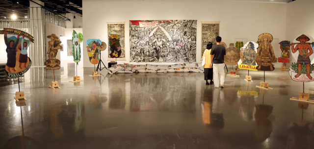 1층 설치된 타링 파디 작품을 보고 있는 관객 모습. 정종회 기자 jjh@