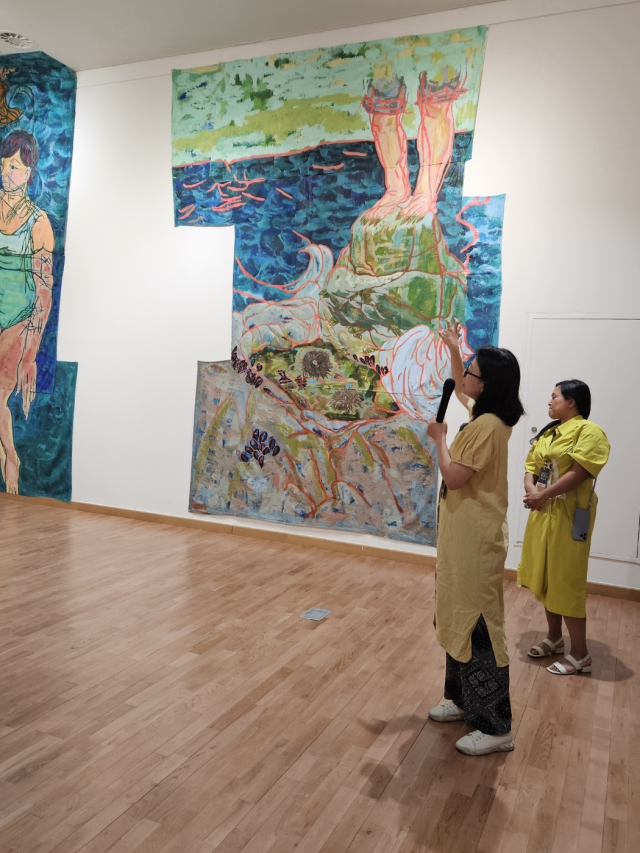 방정아 작가가 자신의 작품을 직접 설명하고 있다. 김효정 기자