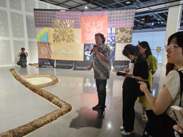 2024부산비엔날레 필립 피로트 예술감독이 기자들에게 올해 비엔날레 작품들에 대해 설명하고 있다. 김효정 기자