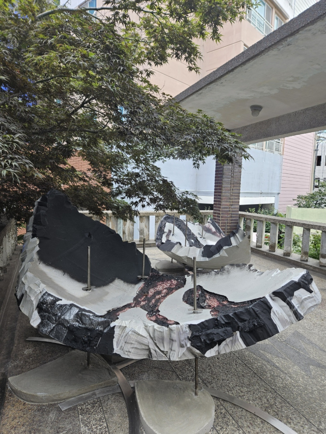 초량재에 설치된 정유진 작가의 작품. 지구본이 산산조각난 모습을 표현했다. 김효정 기자