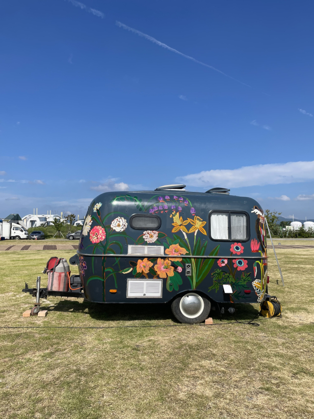 부산현대미술관 마당에 설치된 이두원 작가의 카라반 작품. 김효정 기자