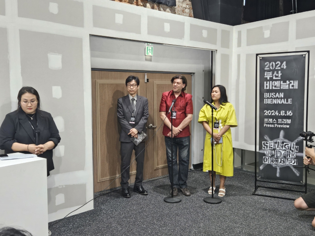 2024부산비엔날레 베라 메이·필립 피로트 전시 감독과 김성연 부산비엔날레 집행위원장(오른쪽부터)이 올해 행사에 대해 소개하고 있다. 김효정 기자