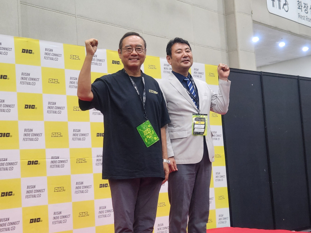 미디어 간담회에서 포즈를 취하고 있는 서태건(왼쪽) BIC 조직위원장과 김태열 부산정보산업진흥원장. 정대현 기자 jhyun@