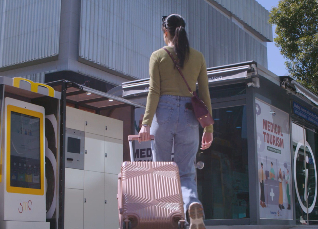 부산 의료관광 중심인 부산진구 서면메디컬스트리트(SMS) 물품 보관함에 한 외국인이 여행가방을 끌고 가고 있다. 부산진구청 제공