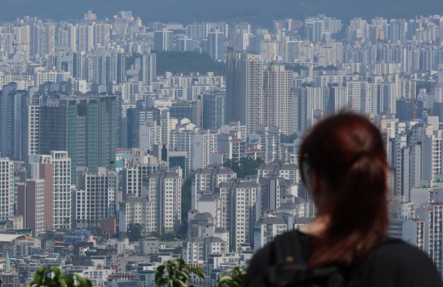 부산 등 타 지역 거주자가 서울 부동산을 사들이는 ‘상경 투자’가 급증하고 있다. 지난 16일 서울 남산에서 바라본 서울 시내 아파트 단지 모습. 연합뉴스