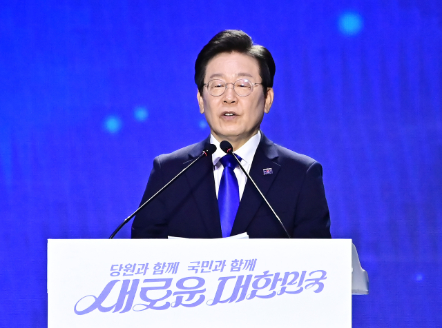 더불어민주당 당대표 연임에 성공한 이재명 신임 당대표가 18일 오후 서울 송파구 올림픽공원 KSPO돔에서 열린 전국당원대회에서 당대표 수락연설을 하고 있다. 연합뉴스