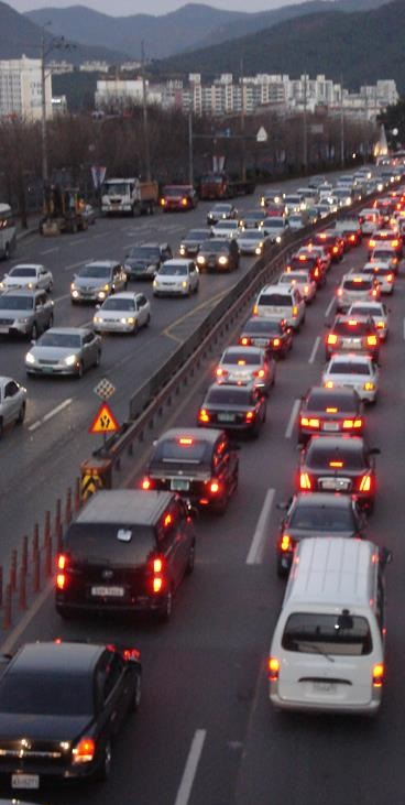 거제시 고현동 시가지 입구 차량 정체 모습. 부산일보DB