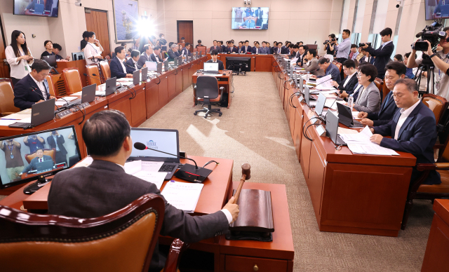 19일 오전 국회에서 열린 산업통상자원중소벤처기업위원회 전체회의에서 국민의힘 소속 이철규 위원장이 의사봉을 두드리고 있다. 연합뉴스