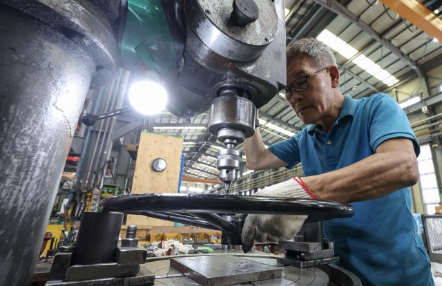 19일 부산 강서구 세진밸브공업에서 한 고령 직원이 한창 작업 중이다. 김종진 기자
