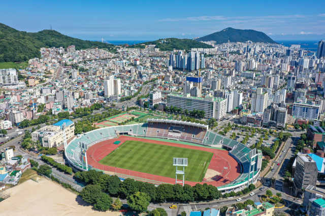 공한수 부산 서구청장이 19일 입장문을 내고 구덕운동장 부지 고층 아파트 건립에 반대 목소리를 표명했다. 공 청장은 그동안 구덕운동장 재개발을 위해 아파트 건립 찬성 입장이었다가 주민의 뜻을 받아들여 반대로 선회했다. 부산 서구 구덕운동장 전경. 김종진 기자 kjj1761@