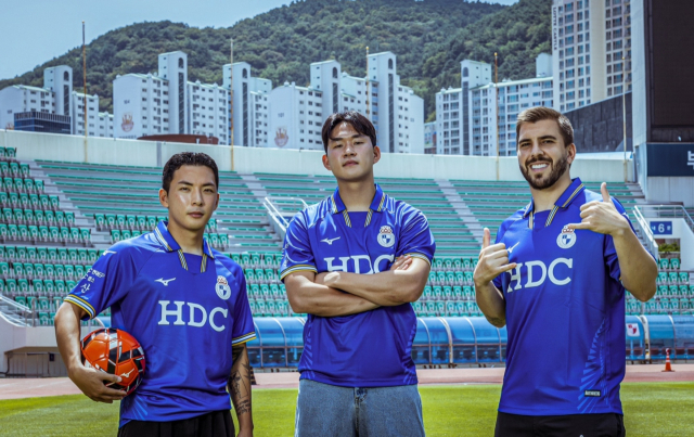 프로축구 부산 아이파크 선수들이 창단 45주년을 맞아 제작된 유니폼을 입고 구덕운동장을 배경으로 화보를 찍고 있다. 부산 아이파크 제공