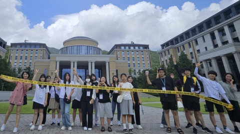 학생들이 경찰과학수사 체험 중 단체사진을 촬영하고 있다.부산외대 제공