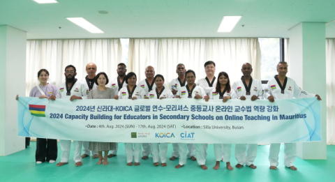 태권도 시범수업에 참여한 모리셔스 중등교사들이 기념촬영을 하고 있다.신라대 제공