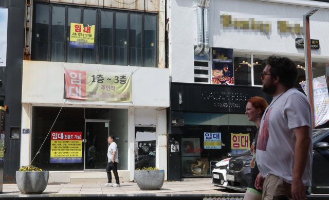 자영업자 소상공인 대상 회생 프로그램인 ‘새출발기금’의 올해 6월까지 신청자 수가 지난해 전체 신청자 수에 육박하고 있는 것으로 나타났다. 20일 오후 부산 중구 광복로 거리의 상가 건물 곳곳에 임대 안내문이 붙어 있다. 정종회 기자 jjh@