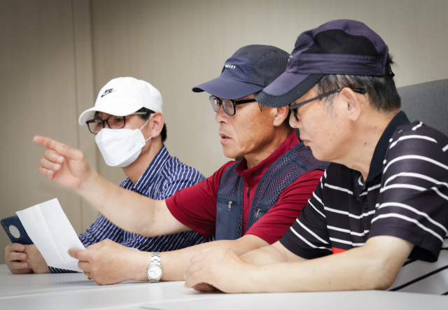 지난 16일 <부산일보> 취재진이 만난 형제복지원 조사 미포함 피해자들은 직접 수용 기록을 확보하거나, 진화위 진실규명 결정을 받은 피해자들로부터 인우보증을 받아 피해를 증명하기 위해 노력하고 있다. 왼쪽부터 김영생, 이명진, 배병일 씨. 정대현 기자 jhyun@