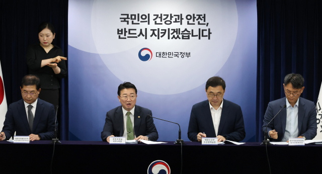 김종문 국무조정실 국무1차장(왼쪽두번째)이 지난 6일 서울 종로구 정부서울청사에서 열린 후쿠시마 오염수 방류 관련 일일브리핑에서 발언하고 있다. 연합뉴스