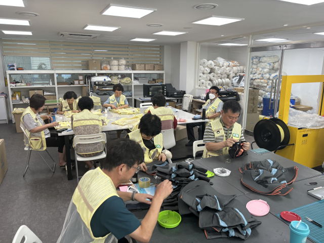 공장에서 고령자들이 작업하는 모습. 코끼리공장 제공