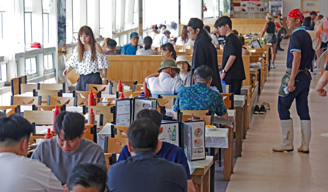 21일 오후 부산 중구 자갈치시장 2층에 있는 일명 ‘초장집’에서 관광객들이 식사하고 있다. 정대현 기자 jhyun@
