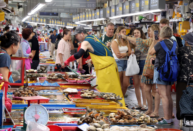 일본 후쿠시마 원전 오염수가 방류된지 1년이 지났지만, 국내 수산물 소비는 크게 위축되지 않은 것으로 나타났다. 21일 국내 대표 수산물 시장인 부산 중구 자갈치시장이 국내외 관광객들로 붐비고 있다. 정종회 기자 jjh@