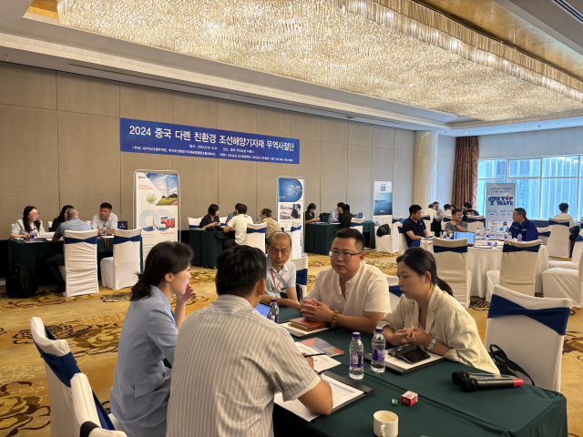 코트라(KOTRA)는 부산시, 부산지역 조선기자재 기업들과 함께 지난 20일 중국 다롄시 인터콘티넨탈 호텔에서 ‘친환경 조선해양기자재 수출상담회’를 개최했다. 상담회 현장 모습. 코트라 제공