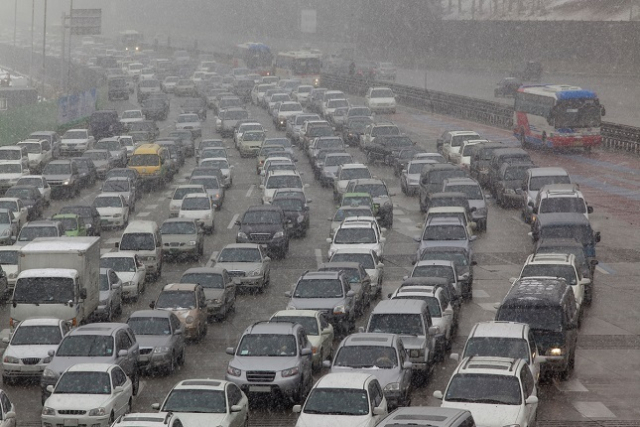 올해 설에는 고향으로 가는 ‘귀성출발’이 설 전일인 1월 28일 오전이 가장 붐빌 것으로 예측됐다. 사진은 경부고속도로. 연합뉴스