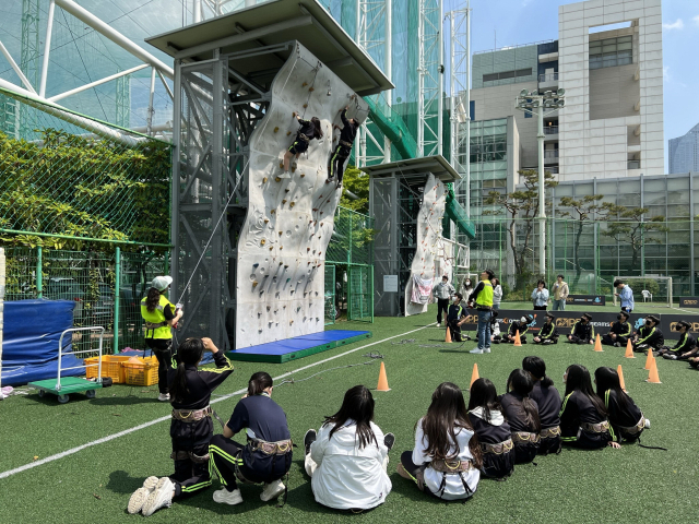 코로나19 이후 침체됐던 학생 단체 관광 수요가 올들어 더 살아나고 있다. 부산 청소년 수련시설인 부산도시공사 아르피나에서 스포츠체험을 진행 중인 학생들의 모습. 부산도시공사 제공