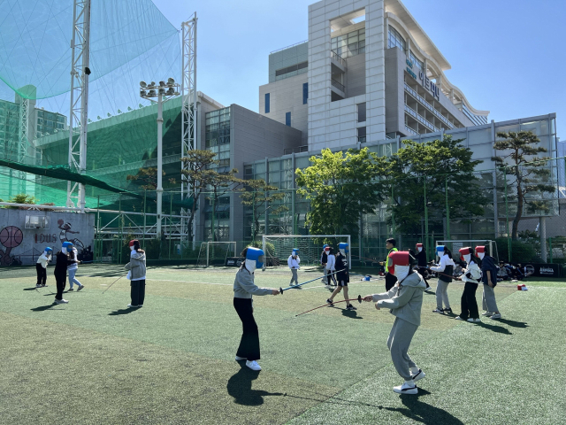 코로나19 이후 침체됐던 학생 단체 관광 수요가 올들어 더 살아나고 있다. 부산 청소년 수련시설인 부산도시공사 아르피나에서 스포츠체험을 진행 중인 학생들의 모습. 부산도시공사 제공