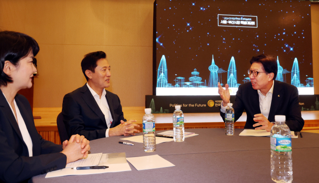 박형준 부산시장과 오세훈 서울시장이 23일 오전 부산 동서대 센텀캠퍼스에서 한국정치학회가 주관한 ‘한국 미래 지도자의 길-2030 도시, 국가, 글로벌 문제 극복 리더십’ 특별대담회에 참석해 환담을 나누고 있다. 정종회 기자 jjh@