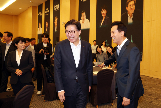박형준 부산시장과 오세훈 서울시장이 23일 오전 부산 동서대 센텀캠퍼스에서 한국정치학회가 주관한 ‘한국 미래 지도자의 길-2030 도시, 국가, 글로벌 문제 극복 리더십’ 특별대담회에 나란히 참석하고 있다. 정종회 기자 jjh@