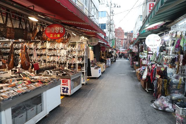 부산 중구 국제시장내 상가골목. 위 사진은 기사와 직접적인 연관 없음. 부산일보DB