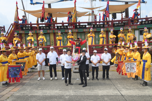 24일 오전 일본 시모노세키 하나노초 아루카 부두에서 한·일 양국 관계자와 시민 등 100여 명이 참여한 가운데 260년 만에 일본 본토에 입항한 조선통신사선 축하 세리머니를 갖고 있다. 사진은 기타지마 요헤이 시모노세키 부시장이 김성배 국립해양유산연구소장에게 축하 꽃다발을 전달하는 모습. 부산문화재단 제공