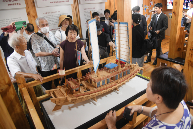 24일 오전 일본 시모노세키 하나노초 아루카 부두에 정박 중인 조선통신사 선상박물관을 둘러보는 한·일 양국 관계자들 모습. 부산문화재단 제공