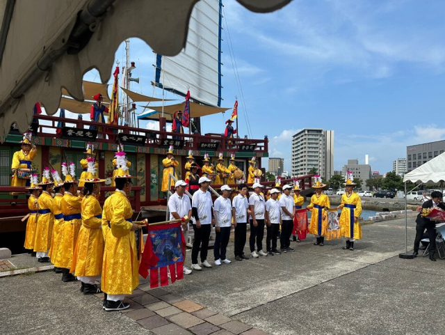 조선통신사선을 타고 온 국립해양유산연구소 6명의 항해단과 김성배 국립해양유산연구소장이 도열해 있다. 김은영 기자 key66@