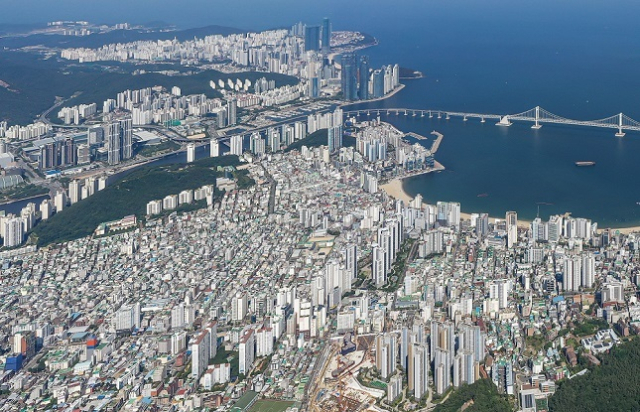 사진은 황령산에서 바라본 해운대구와 수영구 일대 전경. 김종진 기자 kjj1761@