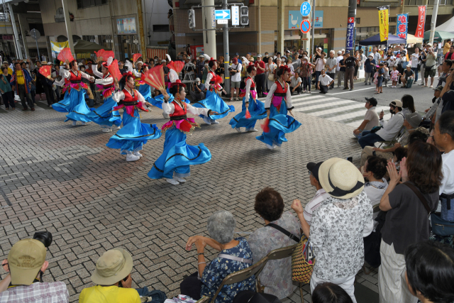 24일 오후 일본 시모노세키시에서 열린 조선통신사 행렬 재현에서 부산 브니엘예술고 한국무용 전공 학생들의 공연 모습. 부산문화재단 제공