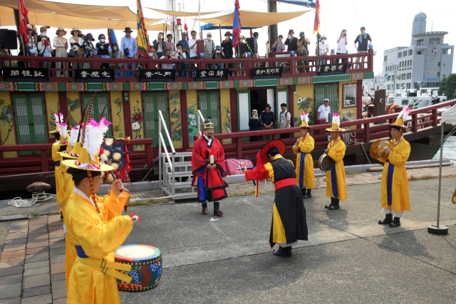 24일 오후 일본 시모노세키시에서 열린 조선통신사 행렬 재현에서 정사를 맡은 신재현 부산시 국제관계대사가 조선통신사선에서 내려오고 있다. 부산문화재단 제공