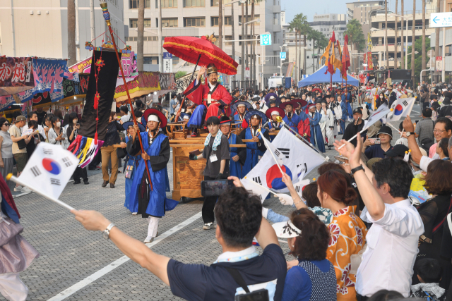 24일 오후 일본 시모노세키에서 열린 조선통신사 행렬 재현. 부산문화재단 제공