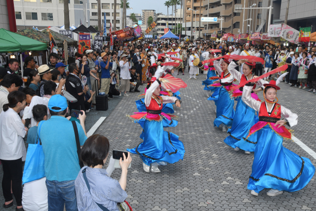 24일 오후 일본 시모노세키시에서 열린 조선통신사 행렬 재현에서 부산 브니엘예술고 한국무용 전공 학생들의 공연 모습. 부산문화재단 제공