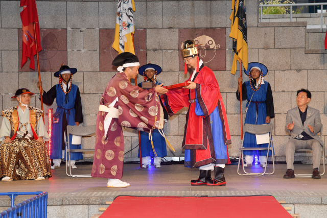 24일 오후 일본 시모노세키에서 열린 조선통신사 행렬 재현 마지막을 장식한 부산과 시모노세키 두 도시 간 친서 교환식 모습. 왼쪽이 마에다 신타로 시모노세키 시장, 오른쪽은 정사 역을 맡은 신재현 부산시 국제관계대사이다. 부산문화재단 제공