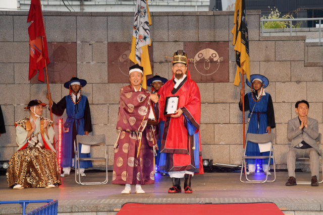 24일 오후 일본 시모노세키에서 열린 조선통신사 행렬 재현 마지막을 장식한 부산과 시모노세키 두 도시 간 친서 교환식 모습. 왼쪽이 마에다 신타로 시모노세키 시장, 오른쪽은 정사 역을 맡은 신재현 부산시 국제관계대사이다. 부산문화재단 제공
