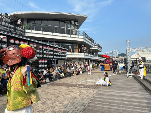 24일 오후 일본 시모노세키시에서 열린 조선통신사 행렬 재현 도중 부산풍물패 사물놀이 팀이 공연을 펼치자 현지 주민들이 지켜보고 있다. 김은영 기자 key66@