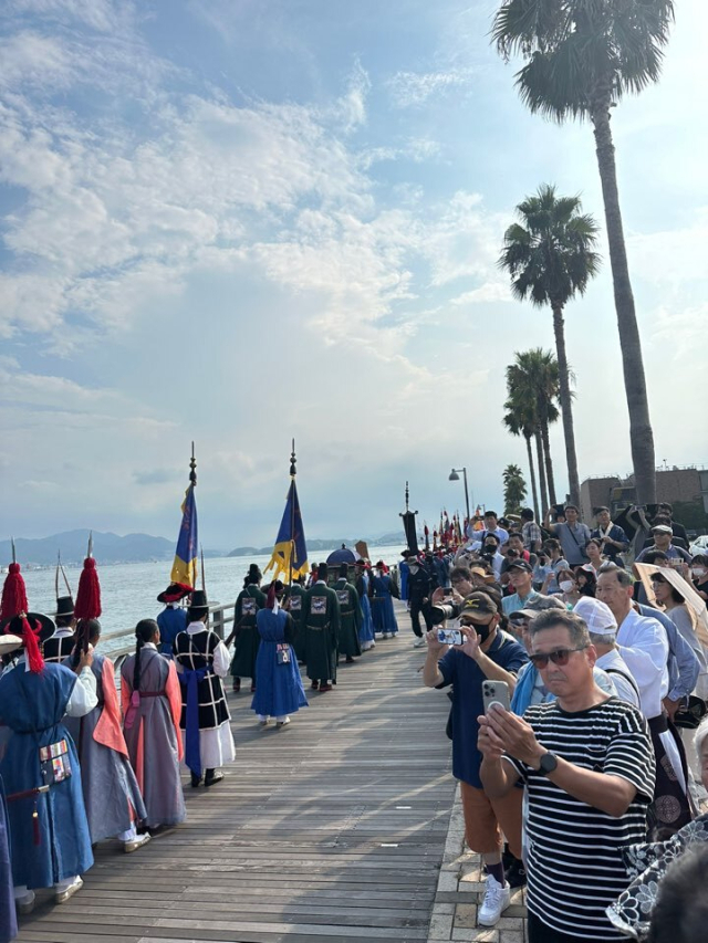 24일 오후 일본 시모노세키시 자매도시 광장을 출발한 조선통신사 행렬 재현을 보러 온 현지 주민들 모습. 김은영 기자 key66@