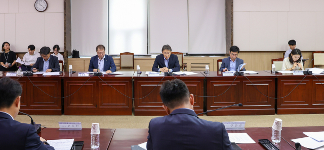 금융위원회 권대영 사무처장이 지난 21일 정부서울청사에서 가계부채 점검회의를 주재하고 있다. 연합뉴스