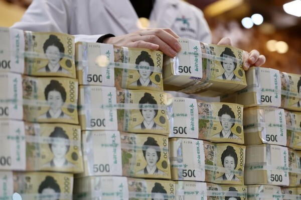 정부와 가계가 진 빚이 최근 큰 폭으로 늘면서 올해 2분기에 사상 처음으로 3000조 원을 넘어섰다. 연합뉴스