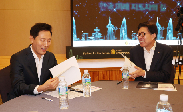 박형준 부산시장과 오세훈 서울시장이 23일 부산 동서대 센텀캠퍼스에서 한국정치학회가 주관한 ‘한국 미래 지도자의 길-2030 도시, 국가, 글로벌 문제 극복 리더십’ 특별대담회에 참석해 환담을 나누고 있다. 정종회 기자 jjh@