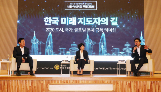 박형준(오른쪽) 부산시장과 오세훈(왼쪽) 서울시장이 23일 부산 동서대 센텀캠퍼스에서 한국정치학회가 주관한 ‘한국 미래 지도자의 길-2030 도시, 국가, 글로벌 문제 극복 리더십’을 주제로 특별대담을 갖고 있다. 정종회 기자 jjh@