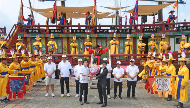 24일 오전 일본 시모노세키 하나노초 아루카 부두에서 260년 만에 시모노세키를 찾은 조선통신사선의 입항 축하 세러머니가 열렸다. 행사 중 기타지마 요헤이(중앙 오른쪽) 시모노세키 부시장이 김성배 국립해양유산연구소장에게 축하 꽃다발을 전달하고 있다. 시모노세키=김은영 기자