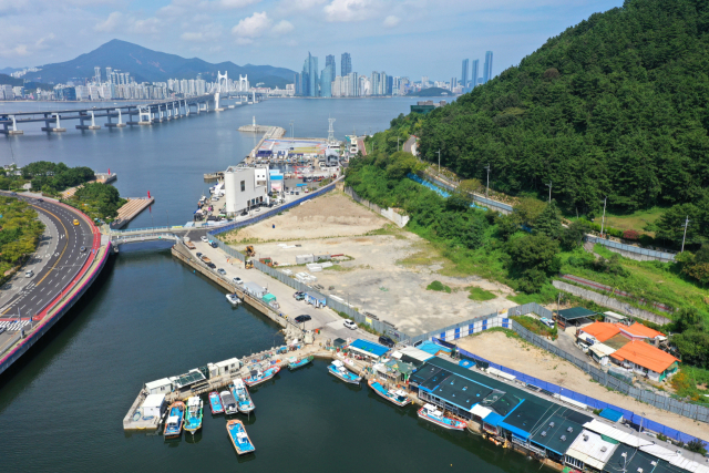 부산 남구 용호동 이기대 동생말 인근 아이에스동서(주) 부지 일대 모습. 정종회 기자 jjh@