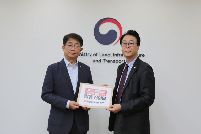 국민의힘 곽규택 의원이 23일 국토부를 방문해 박상우 장관에게 구덕운동장 관련 주민 합동건의문을 전달하고 있다. 곽규택 의원실 제공