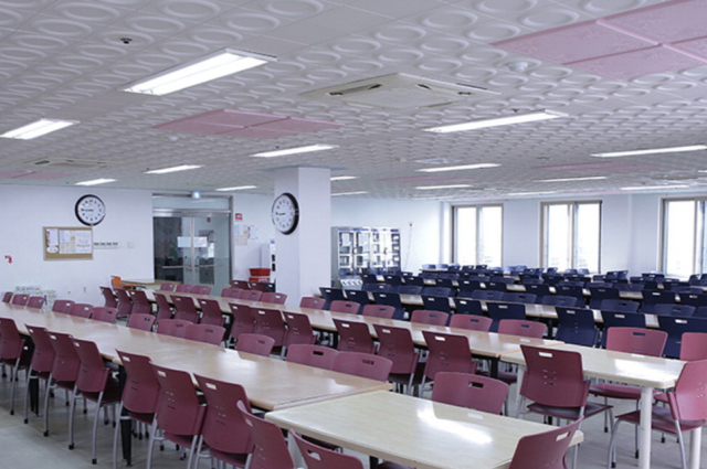 부산광역시노인종합복지관 무료급식소는 지난 7월부터 무료 급식 제공 대상자를 부산시 전체에서 연제구민으로 줄였다. 부산일보DB